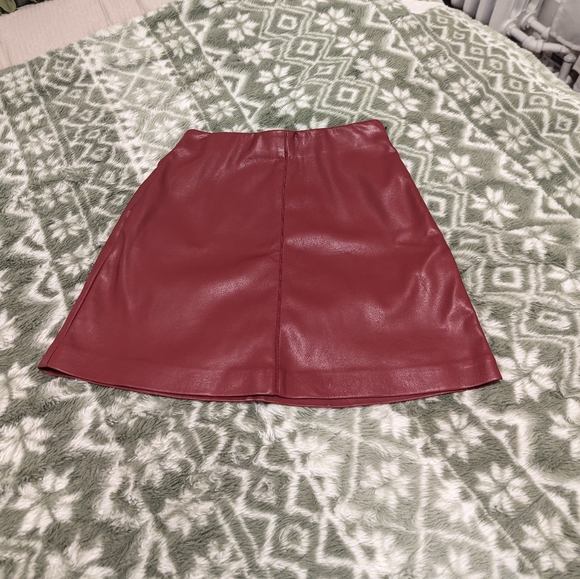 Dynamite red faux leather skirt - Picture 3 of 3